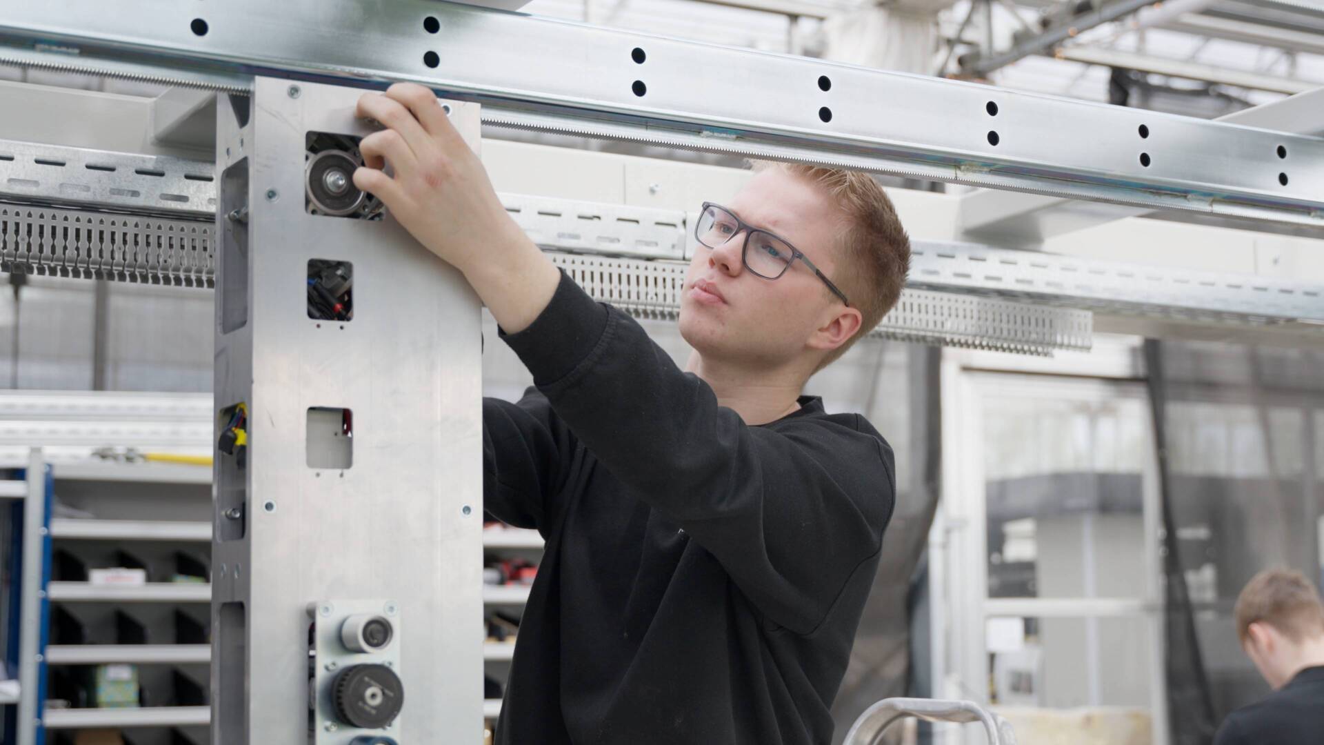 Een werktuigbouwkundig ingenieur bereidt Robot One voor op het inwerkprogramma