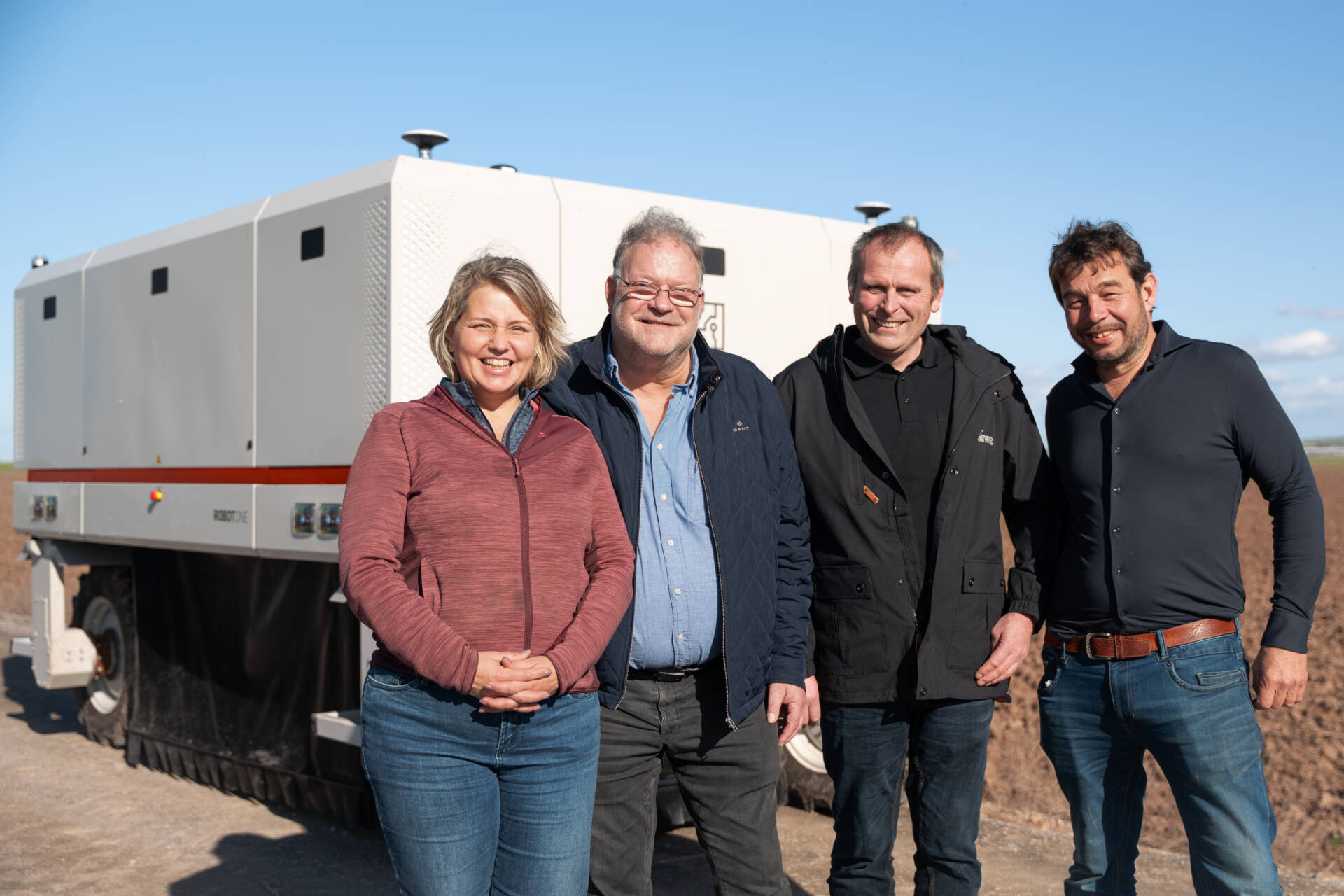 Pixelfarming team samen met dealer in Spanje. Robot One op de achtergrond